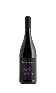 La Marchesan Aglianico, elegante Weinflasche vor schwarzem Hintergrund
