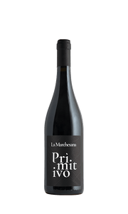 La Marchesana Primitivo, elegante Weinflasche vor schwarzem Hintergrund