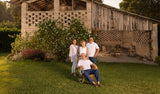 Bild der Familie Casarini vor Scheune