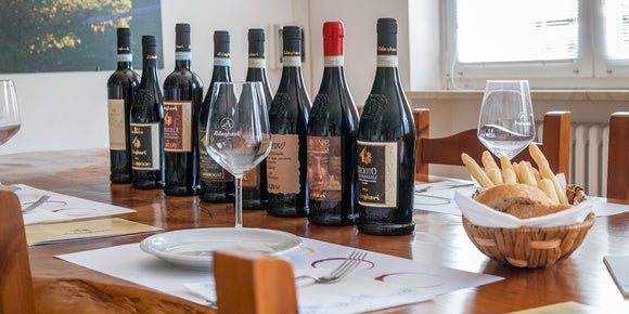 Flaschengalerie im Verkostungsraum der Cantina Aldegheri in Sant’Ambrogio – Auswahl klassischer Valpolicella‑Weine