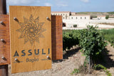 Einfahrt zum Weingut Assuli mit Hinweisschild