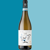 Elegante Flasche vor hellblauem Hintergrund