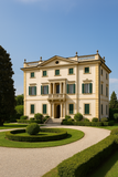 Villa Belvedere – Hauptsitz der Gruppo Italiano Vini in Calmasino di Bardolino, umgeben von gepflegten Gärten