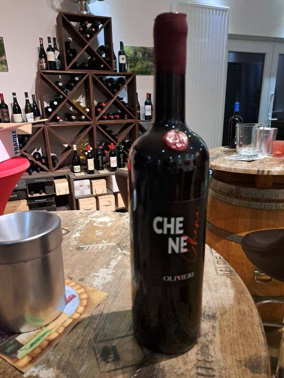 Magnumflasche Chene Rosso vor elegantem Weinregal