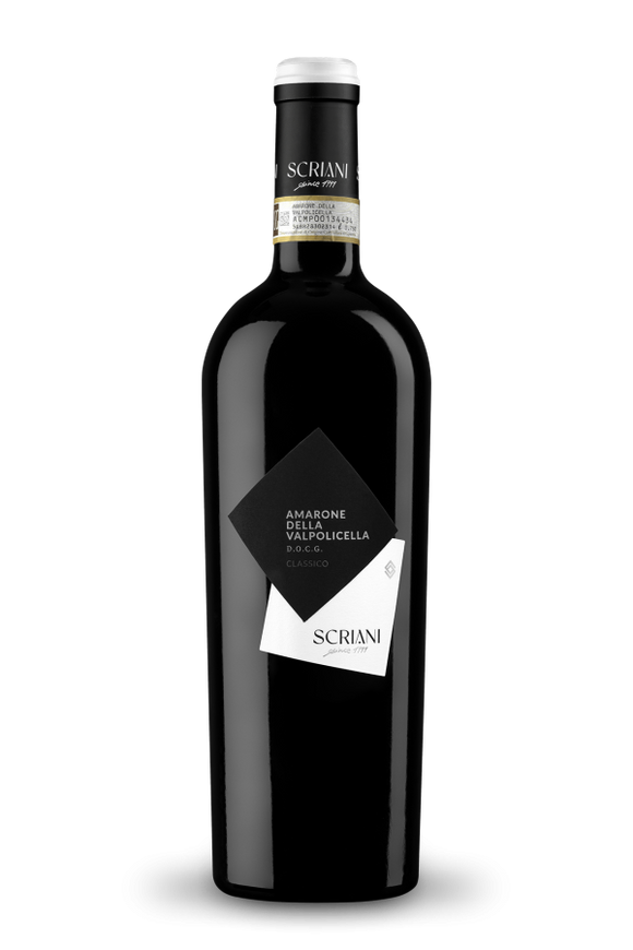 Stylische Flasche Scriani Amarone Classico mit scharz-weißem Etikett vor schwarzem Hintergrund