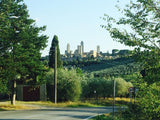 Panoramablick vom Weingut Teruzzi auf die mittelalterlichen Türme von San Gimignano in der Toskana