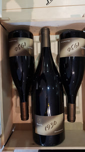 Geschenkidee 1930 Cabernet Sauvignon, Brunello (2017), 1 Magnum und 2 0,75 l Flaschen in attraktiver 3 er Holzkiste für 99,95 €